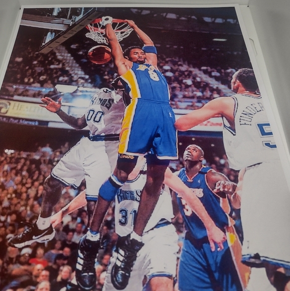 KOBE BRYANT LAKERS VS KINGS BACKWARDS DUNK💥8.5x11 ULTRA PREMIUM GLOSSY POSTER! - Picture 4 of 9